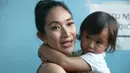 Sejak lama artis Happy Salma ingin tinggal jauh dari hinggar bingar kota besar setelah memiliki anak. Ingin dekat dengan alam. Itulah keinginan artis senior kelahiran Sukabumi Jawa Barat itu. (Nurwahyunan/Bintang.com)