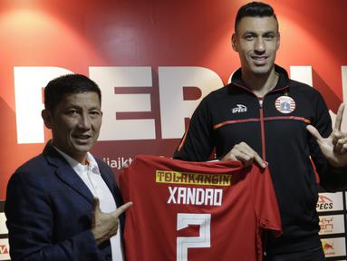 Pemain baru Persija Jakarta, Alexander Luiz Reame, menunjukan jersey yang akan digunakan nanti saat konferensi pers perkenalan dirinya di kantor Persija Jakarta, Jakarta, Jumat (30/8). Persija kenalkan pemain asing baru untuk mengarungi putaran 2 Liga 1. (Bola.com/Yoppy Renato)