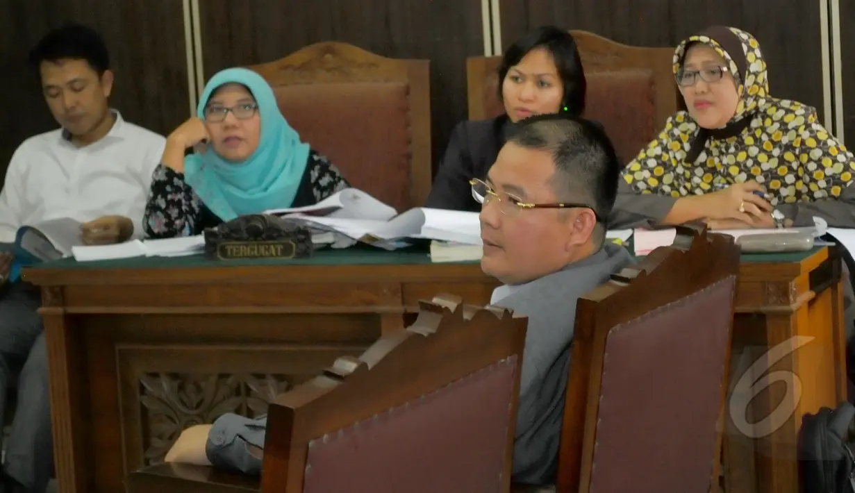 M Ardian mantan penyidik KPK menjadi saksi fakta yang diajukan kuasa hukum pemohon Suroso Atmo Martoyo di sidang lanjutan gugatan praperadilan kepada KPK di Pengadilan Negeri (PN) Jakarta Selatan, Rabu (8/4/2015).(Liputan6.com/Yoppy Renato)