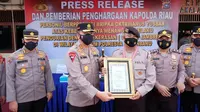 Kapolda Riau Irjen Mohammad Iqbal memberikan reward kepada polisi jambret yang aksinya viral di media sosial pada pekan lalu. (Liputan6.com/M Syukur)