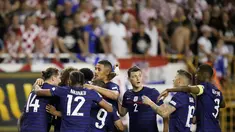 Gelandang Prancis, Adrien Rabiot berselebrasi dengan rekan satu timnya setelah mencetak gol ke gawang Kroasia pada pertandingan UEFA Nations League pertandingan UEFA Nations League di stadion Poljud, di Split, Kroasia, Selasa (7/6/2022). Prancis bermain imbang dengan Kroasia 1-1. (AP Photo/Darko Bandic)