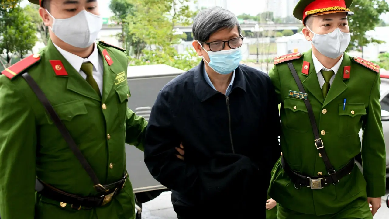 Mantan menteri kesehatan Vietnam Nguyen Thanh Long (tengah) divonis penjara karena korupsi atas suap produksi alat tes COVID-19 di Hanoi pada 3 Januari 2024. (AFP)