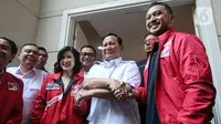Prabowo tiba sekira pukul 16.50 WIB dengan menggunakan Alphard putih dan tidak menggunakan nomor pelat Kementerian Pertahanan. (Liputan6.com/Faizal Fanani)