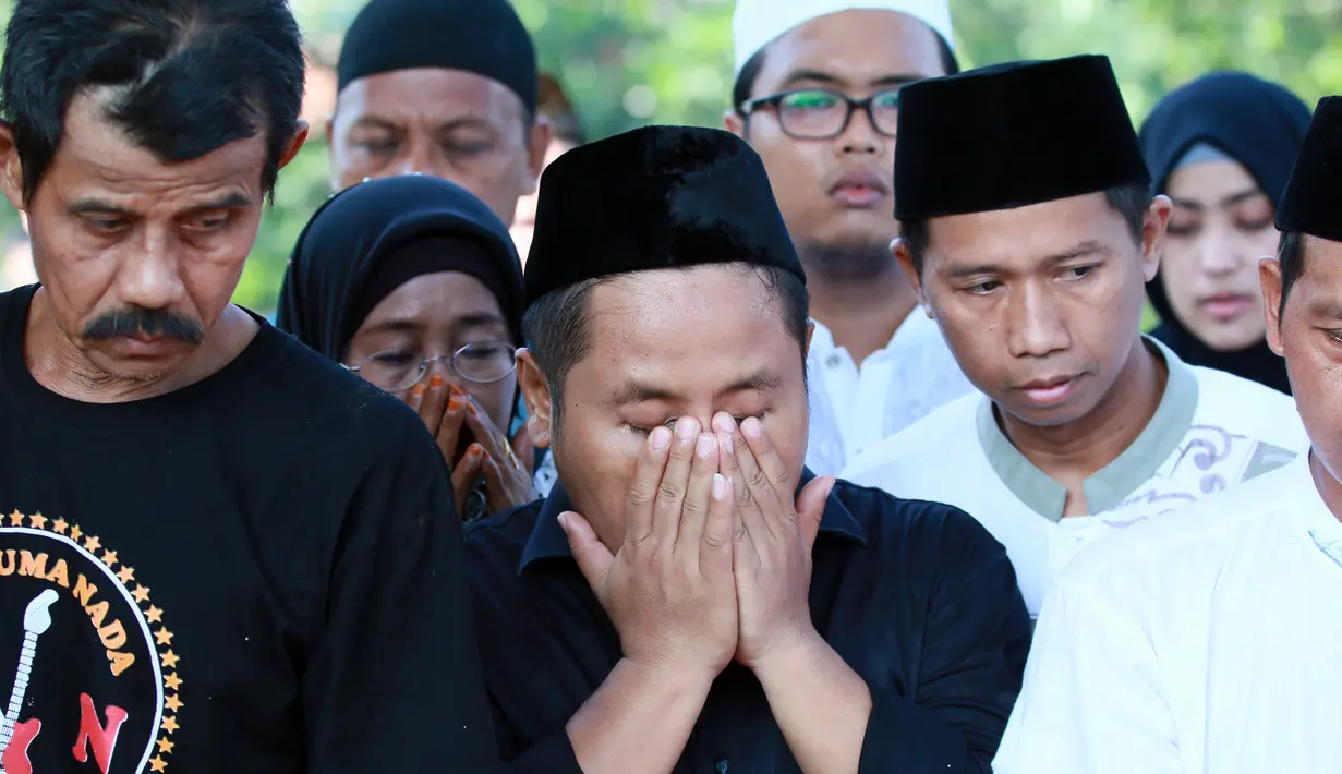 Isak tangis mengiringi ke peristirahatan terakhir H. Mansyur, ayah Narji. Anak, cucu saudara dan kerabat Narji Cagur turut memberi penghormatan terakhirnya. (Adrian Putra/Bintang.com)