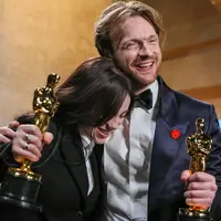 Ia pun meraih dua piala Oscar, dengan rambutnya yang dibiarkan terurai poni belah dua. [@billieeilish]