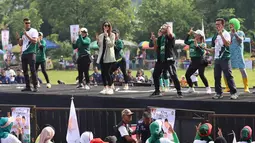 Kampanye akbar ini digelar sebelum masa tenang. Diketahui warga sudah berkumpul di Lapang Patal Banjaran, Kabupaten Bandung sejak pukul 06.00 WIB. Ramainya warga yang datang, Dadang Supriatna-Ali Syakieb optimis menang dalam pilkada Bupati Kabupaten Bandung. Dukung penuh sang adik, kebahagiaan terpancar jelas di wajah artis kelahiran Bogor ini. (Liputan6.com/IG/@nsyakieb85)