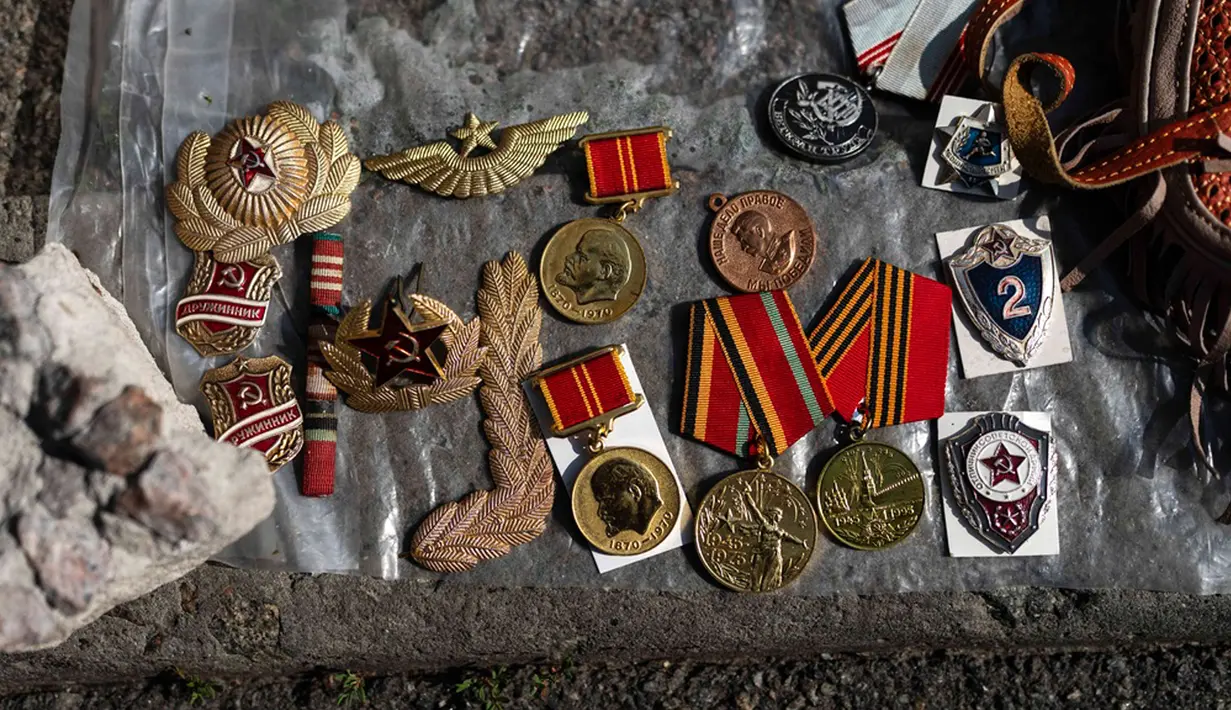 Lencana dan pin era Uni Soviet dijual di pasar loak di Kiev. (AP Photo/Jae C. Hong)