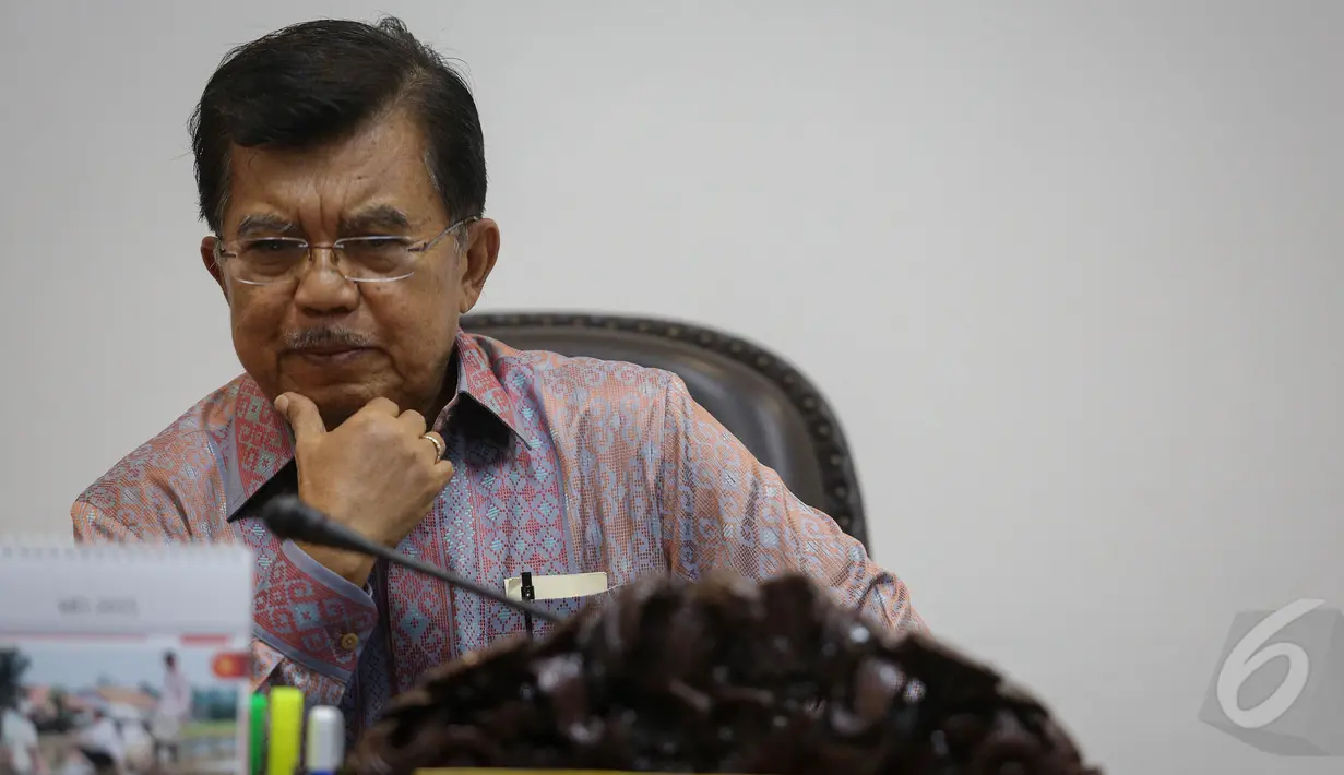 Wakil Presiden Jusuf Kalla saat menghadiri rapat terbatas, Jakarta, Selasa (26/5/2015). Jokowi meminta agar proses pembangunan infrastruktur disederhanakan dan dipercepat. (Liputan6.com/Faizal Fanani)