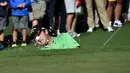 Pegolf AS, Patrick Reed, memukul bola dari dalam bunker dalam putaran 1 turnamen golf The Masters di Augusta National Golf Club, Augusta, Georgia, AS, (7/4/2016). (AFP/Nicholas Kamm)