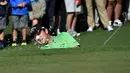 Pegolf AS, Patrick Reed, memukul bola dari dalam bunker dalam putaran 1 turnamen golf The Masters di Augusta National Golf Club, Augusta, Georgia, AS, (7/4/2016). (AFP/Nicholas Kamm)