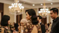 6 Model Batik Wanita Backless Elegan untuk Curi Perhatian di Setiap Acara