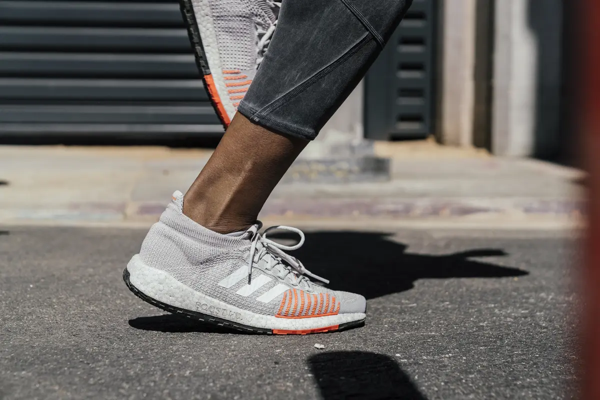 Sepatu lari adidas