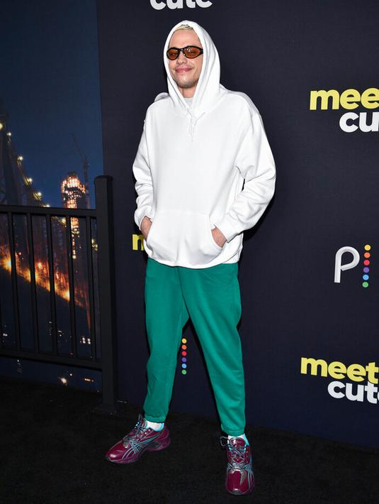 Pete Davidson menghadiri pemutaran perdana film 'Meet Cute' di Manhattan West Plaza, New York, Amerika Serikat, 20 September 2022. Dia mengenakan kacamata dengan nuansa funky dan memakai sepasang sepatu kulit mengkilap yang sama eksentriknya. (Photo by Evan Agostini/Invision/AP)