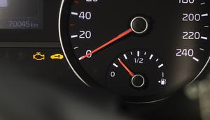 Kebiasaan saat berkendara ini membuat bahan bakar pada mobil menjadi boros (Freepik)