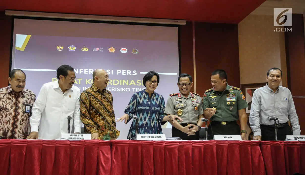 Suasana persiapan konferensi pers usai rapat koordinasi penertiban impor berisiko tinggi di kantor pusat Bea dan Cukai, Jakarta, Rabu (12/7). Rapat tersebut membahas penanganan impor berisiko tinggi. (Liputan6.com/Faizal Fanani)