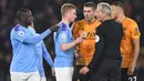 Bek Manchester City, Benjamin Mendy, beradu argumen dengan wasit Martin Atkinson saat melawan Wolverhampton pada laga Premier League di Stadion Molineux,Wolves, Jumat (27/12). Wolves menang 3-2 atas City. (AFP/Paul Ellis)