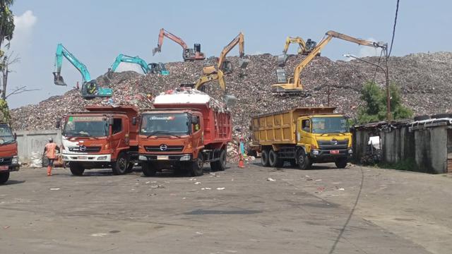 Sejumlah truk pengangkut sampah sedang melakukan bongkar muat sampah di TPA Cipayung, Kecamatan Cipayung, Kota Depok. (Istimewa)