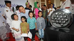 Gubernur Ahok berpose dengan sejumlah anak saat acara pelepasan mobil Kapsul Waktu untuk berkeliling Pulau Jawa, Jakarta, Sabtu (31/10/2015). Kapsul Waktu berisi kumpulan mimpi anak-anak bangsa dari Sabang sampai Merauke. (Liputan6.com/ Immanuel Antonius)