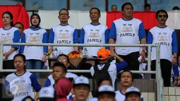 Rachmat Gobel (kedua kanan belakang) saat menghadiri Family Gathering Karyawan PT.Panasonic Gobel, Jakarta, Minggu (11/10/2015). Panasonic Gobel berkomitmen akan terus membangun industri untuk kepentingan ekonomi nasional. (Liputan6.com/Faizal Fanani)