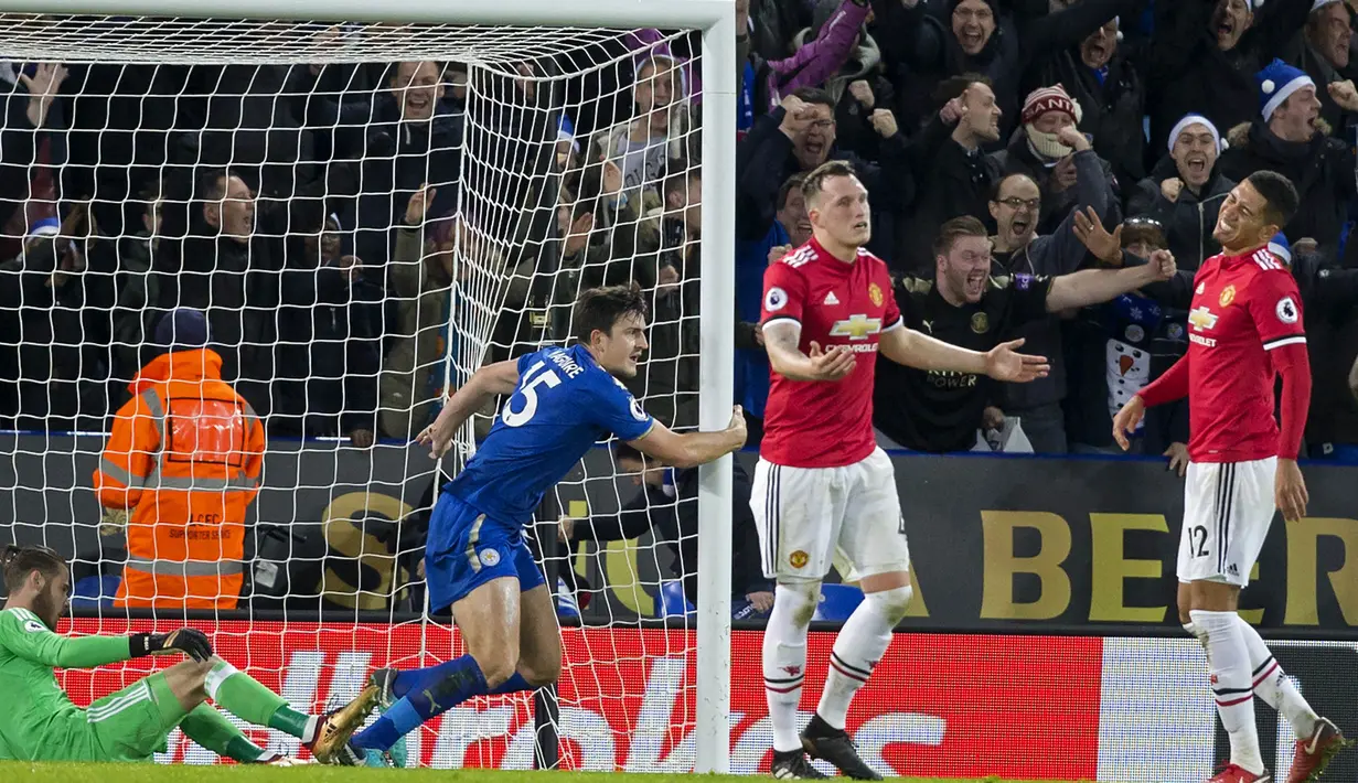 Bek Leicester City, Harry Maguire, melakukan selebrasi usai membobol gawang Manchester United pada laga Premier League di Stadion King Power, Minggu (24/12/2017). Kedua tim bermain imbang 2-2. (AFP/Roland Harrison)