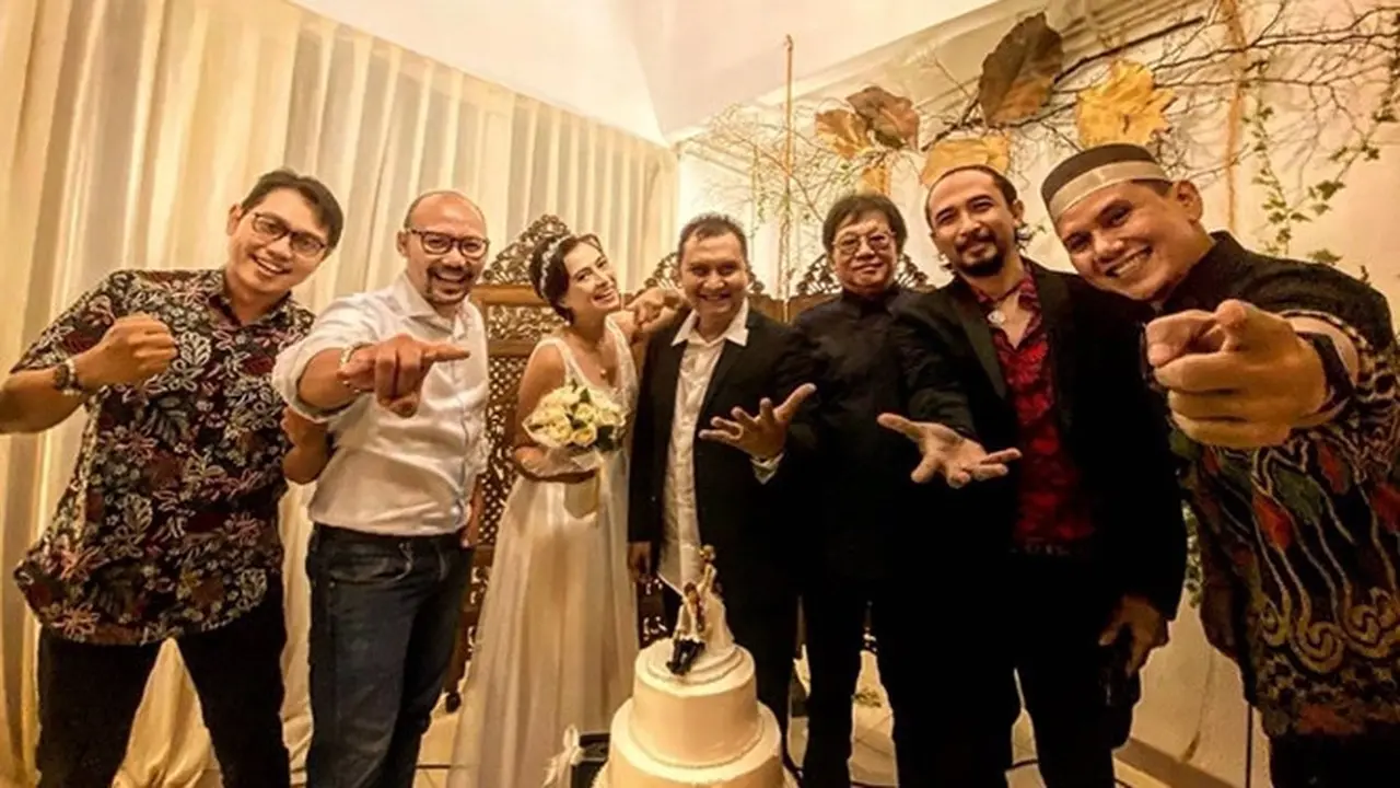 6 Potret Pernikahan Ari Gitaris Padi dan Dina Perama, Berteman Sejak Sekolah Dasar