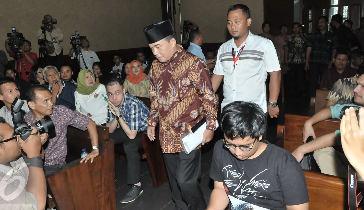 Mantan Ketua DPR Ade Komarudin atau Akom bersiap untuk memberi kesaksian di sidang lanjutan sidang perkara korupsi e-KTP, di Gedung Tipikor, Jakarta, Kamis (6/4). Pada dakwaan kasus e-KTP terdapat nama Ade Komarudin. (Liputan6.com/Helmi Afandi)