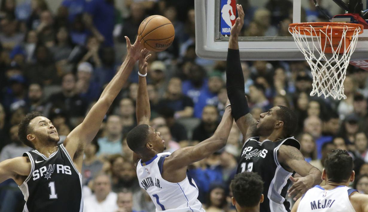 Aksi pemain Dallas Mavericks, Dennis Smith Jr. (1) mencoba mencetak poin saat diadang pemain San Antonio Spurs pada laga NBA Basketball game di American Airlines Center, Dallas, (14/11/2017). Spurs menang 97-91. (AP/LM Otero)
