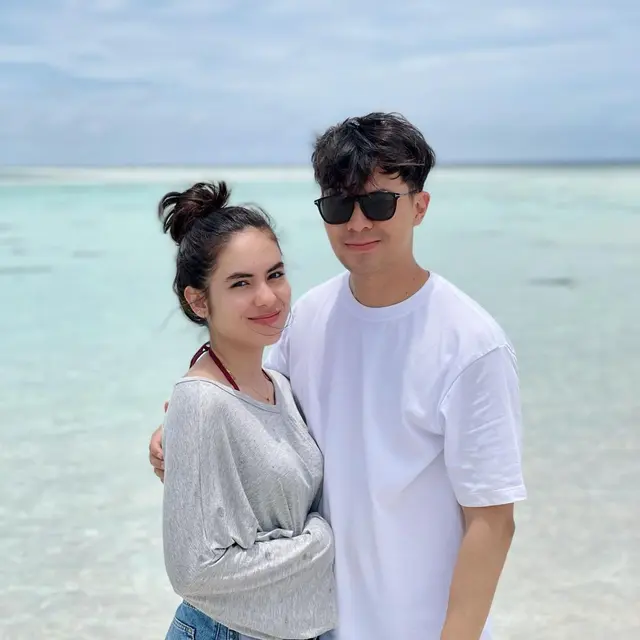 Terpaut Usia Jauh, 6 Pasangan Kekasih Selebriti Ini Didoakan Langgeng