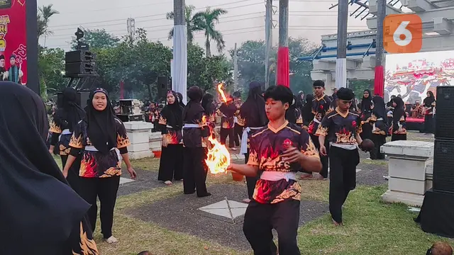 1.000 pesilat asal Sukabumi saat bermain bola leungeun seuneu (Boles) atau bola api pada festival rekor MURI di TMII. (Liputan6.com/Istimewa).