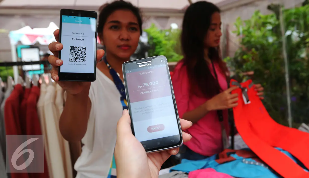 Pengunjung memperlihatkan aplikasi QR Store saat Dimo Pop Up Market di Jakarta, Selasa (26/4). sistem Pay by QR ini diintegrasikan pada layanan mobile banking bank maupun aplikasi uang elektronik. (Liputan6.com/Angga Yuniar)