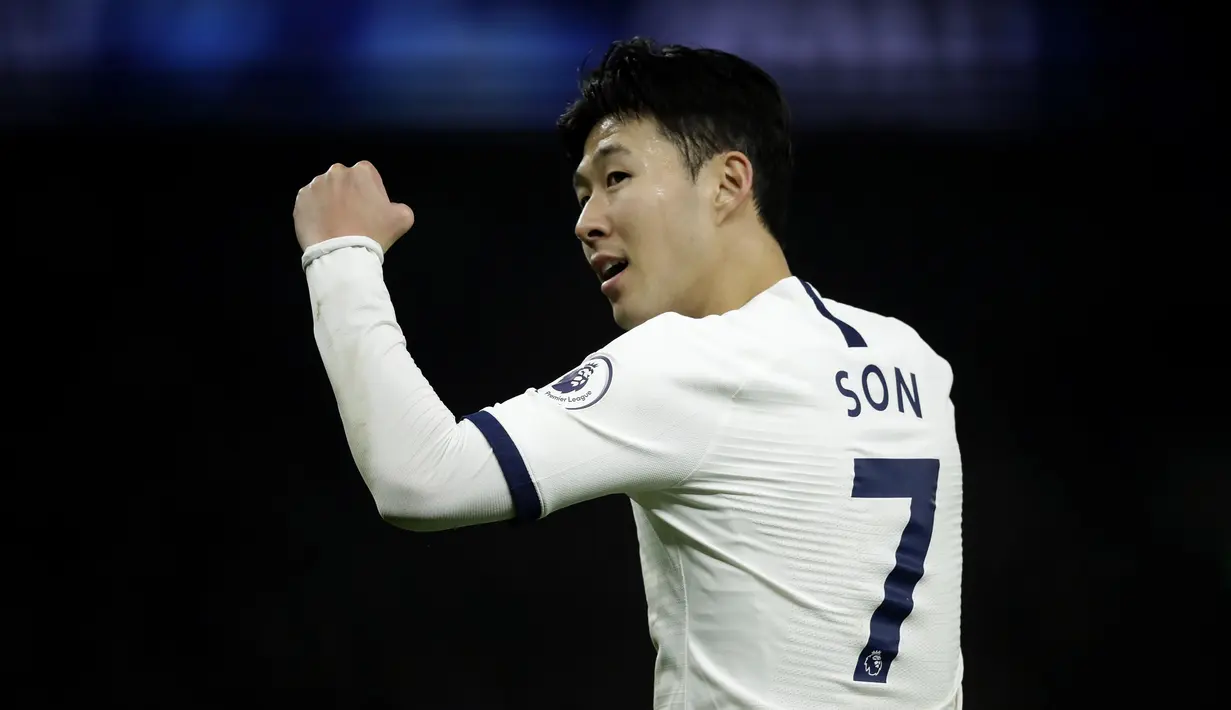 Gelandang Tottenham, Son Heung-min, merayakan gol yang dicetaknya ke gawang Norwich pada laga Premier League di Stadion Tottenham, London, Rabu (23/1). Tottenham menang 2-0 atas Norwich. (AP/Matt Dunham)