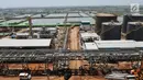 Petugas beraktivitas di pembangunan pembangkit listrik tenaga uap (PLTU) Lontar unit 4 di Balaraja, Banten, Jumat (29/3/2019). Proyek PLTU Lontar dengan kapasitas 315 MW kini sudah mencapai 86 persen dan rencananya bisa beroperasi pada September 2019. (Liputan6.com/Herman Zakharia)