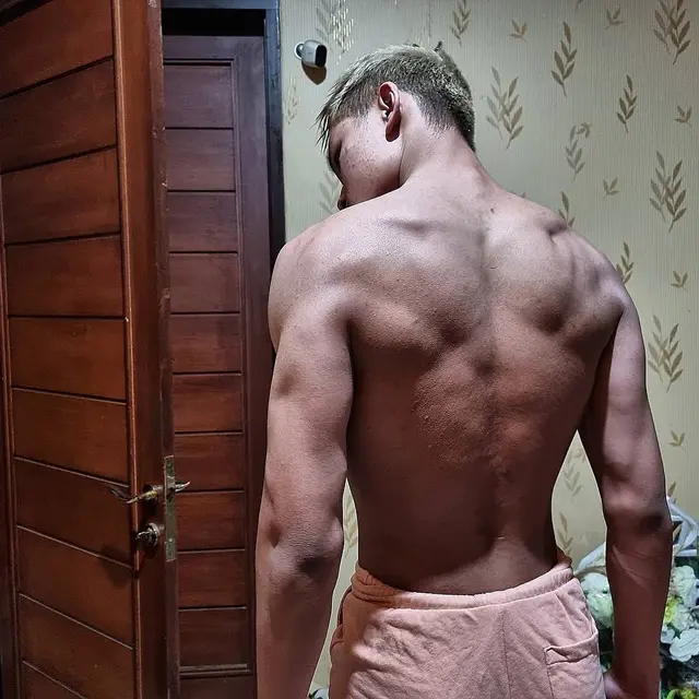 Tubuhnya Kekar Mirip Sang Ayah, Ini 6 Potret Azka Corbuzier saat Nge-gym