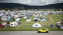 Dalam pertemuan tahunan ke-24 ini, sekitar 5.000 mobil Citroen 2CV dari seluruh dunia berkumpul di pedesaan Swiss. (GABRIEL MONNET/AFP)