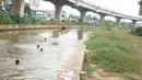 Anak-anak berenang di aliran Sungai Kalimalang, Jakarta, Selasa (18/8/2020). Keterbatasan ekonomi menyebabkan anak-anak tersebut memanfaatkan Sungai Kalimalang sebagai tempat berenang, meskipun berbahaya bagi keselamatan dan kesehatan mereka. (Liputan6.com/Immanuel Antonius)