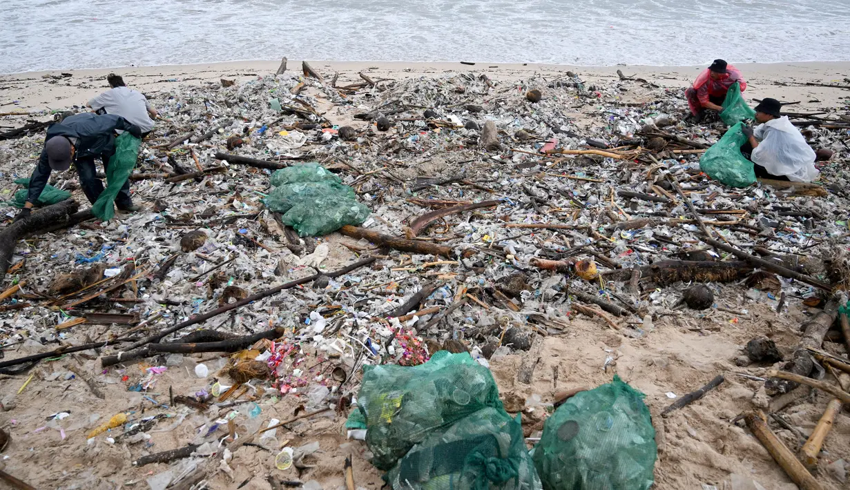 Banyaknya sampah-sampah plastik yang bercampur dengan pasir, menjadikan Pantai Kedonganan terlihat seperti gurun sampah plastik. (SONNY TUMBELAKA/AFP)