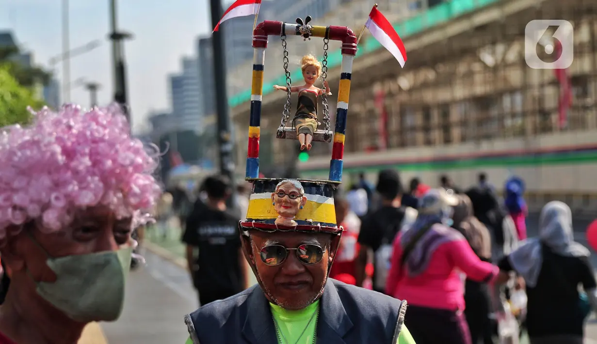 Warga mengenakan kostum unik saat Car Free Day di Kawasan Bundaran HI, Jakarta, Minggu (14/8/2022). Banyak warga mengenakan kostum bernuansa merah putih untuk menyambut HUT Kemerdekan Republik Indonesia ke 77. (Liputan6.com/Angga Yuniar)