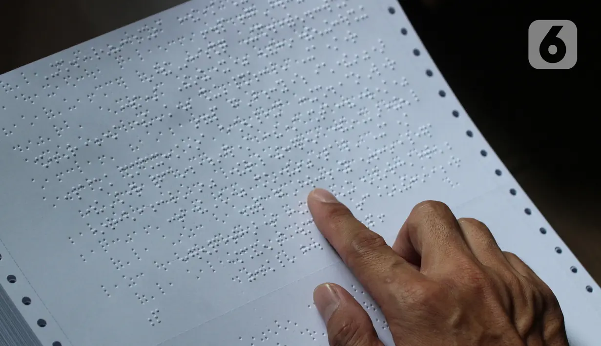 Petugas memeriksa Alquran braille yang diproduksi di Yayasan Raudlatul Makfufin (Taman Tunanetra) Buaran, Kota Tangerang Selatan, Jumat (23/4/2021). Dalam kesehariannya, yayasan tersebut dapat memproduksi 5 Alquran braille dengan penyebaran hingga ke luar negeri. (Liputan6.com/Angga Yuniar)