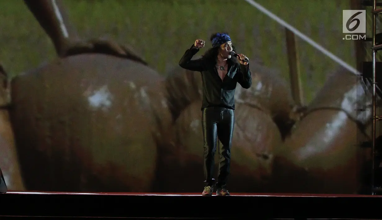 Penampilan vokalis Slank saat membawakan lagu Pak Tani, Mars Slankers, dan Maju Terus Pantang Mundur pada Konser Pancasila Gemilang di JCC, Jakarta, Selasa (22/08). Lagu tersebut menggambarkan Sila Kelima Pancasila. (Liputan6.com/Herman Zakharia)