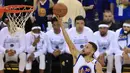 Stephen Curry (30) berusaha memasukan bola dari kawalan LeBron James (23) di gim pertama Final NBA 2017 di Oracle Arena di Oakland, California (1/6). Warriors  menang atas Cavaliers 113-91. (Ronald Martinez/Getty Images/AFP)
