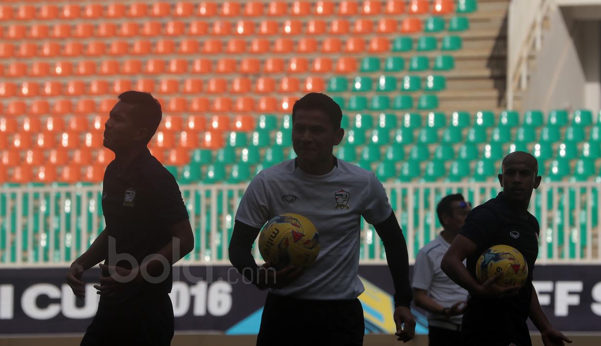 Pelatih Thailand, Kiatisuk Senamuang (tengah) serius memberikan arahan kepada anak asuhnya menjalani uji coba lapangan jelang leg pertama Final Piala AFF 2016  di Stadion Pakansari, Bogor (13/12/2016).  (Bola.com/Nicklas Hanoatubun)