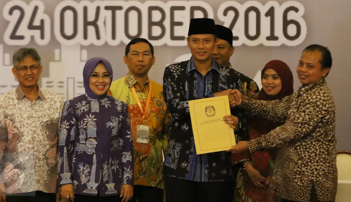 Pasangan Agus H Yudhoyono dan Sylviana Murni menerima berkas penetepan Cagub dan Cawagub DKI Jakarta dari Ketua KPUD DKI Sumarno saat rapat pleno terbuka penetapan Cagub dan Cawagub DKI Jakarta, Senin (24/10). (Liputan6.com/Immanuel Antonius)