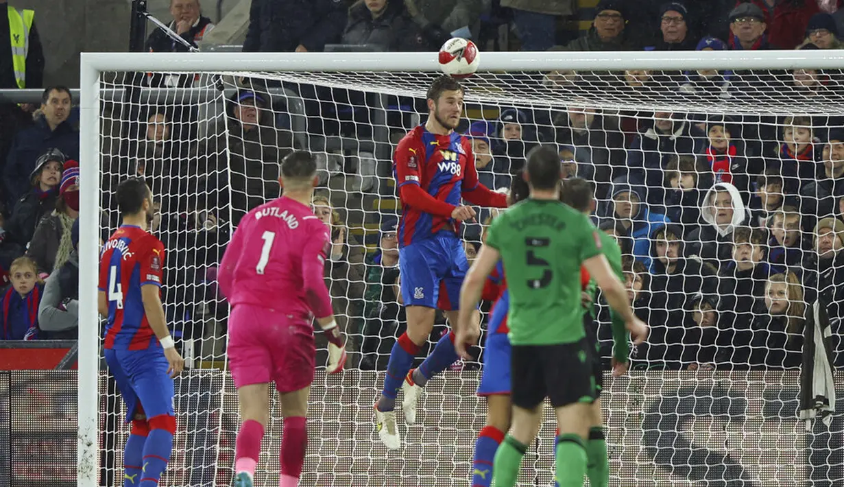 Pemain Crystal Palace Joachim Andersen menyundul bola saat melawan Stoke City pada pertandingan putaran kelima Piala FA di Selhurst Park, London, Inggris, 1 Maret 2022. Crystal Palace menang 2-1. (AP Photo/Ian Walton)