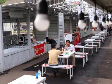 Pengunjung saat hari pertama pembukaan kembali pusat kuliner Thamrin 10, Jakarta, Selasa (16/6/2020). Pemprov DKI Jakarta pada minggu ketiga penerapan PSBB transisi membuka kembali operasional 80 pusat perbelanjaan dengan menerapkan standar protokol kesehatan. (Liputan6.com/Angga Yuniar)