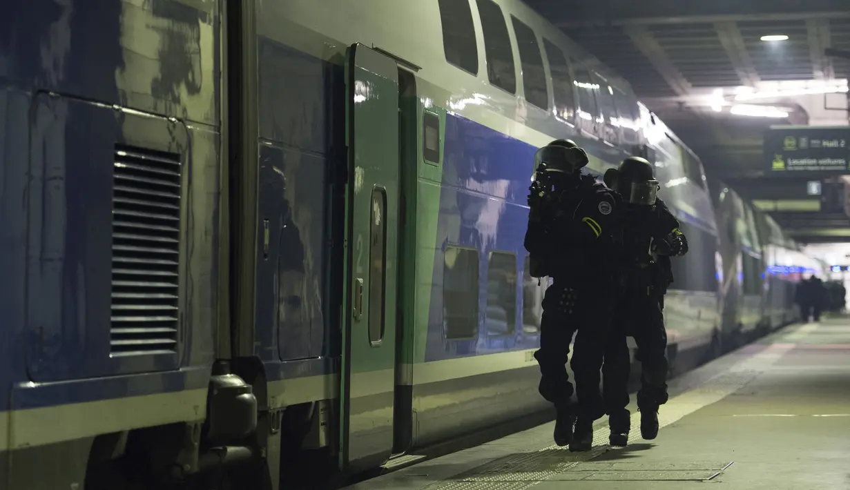 Pasukan National Gendarmerie Intervention Group (GIGN) saat melakukan latihan serangan teroris di la Gare Montparnasse, Paris (20/4). Dalam latihan tersebut Menteri Dalam Negeri Prancis Bernard Cazeneuve ikut ambil bagian. (REUTERS/MIGUEL MEDINA)