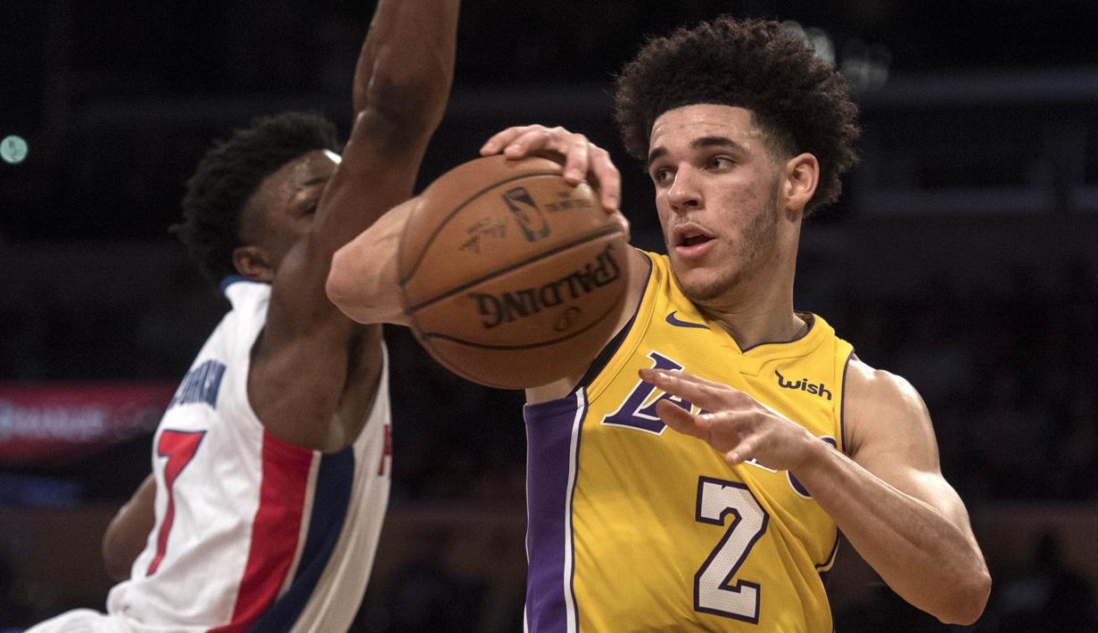 Pebasket Los Angeles Lakers, Lonzo Ball, berusaha melewati pebasket Detroit Pistons, Stanley Johnson, pada laga NBA di Staples Center, California, Selasa (31/10/2017). Lakers menang 113-93 atas Pistons. (AP/Kyusung Gong)