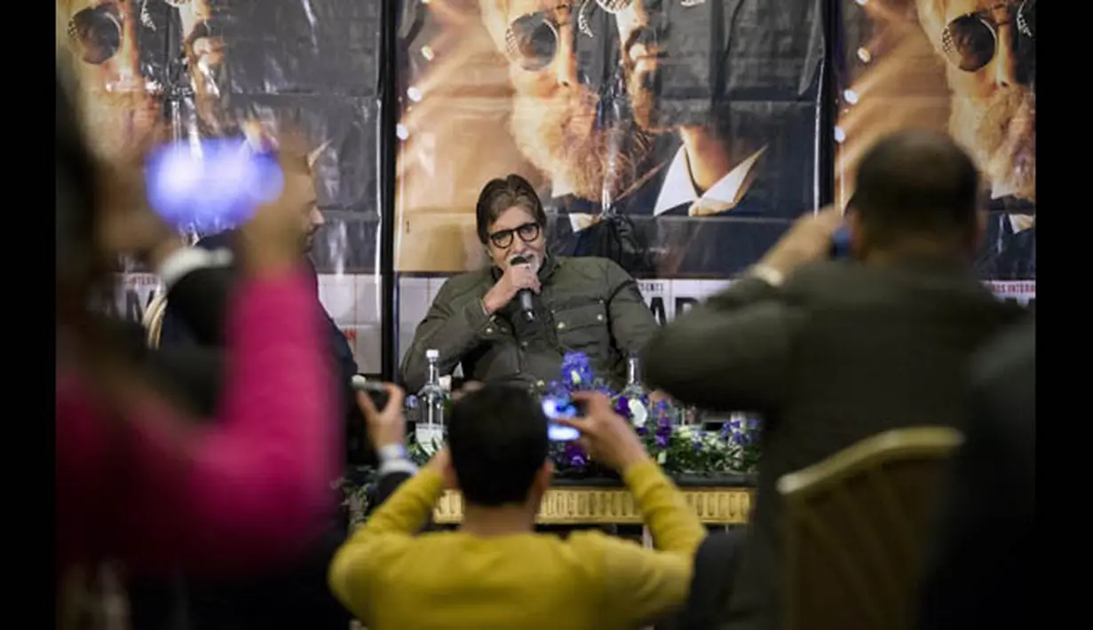 Aktor senior Bollywood, Amitabh Bachchan saat konferensi pers acara promosi film terbarunya "Shamitabh" di London, Selasa (27/1/2015). (AFP PHOTO/Justin TALLIS)
