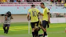 <p>Selebrasi para pemain Timnas Ekuador U-17 setelah Michael Bermudez (10) mencetak gol penyeimbang 1-1 ke gawang Brasil U-17 dalam pertandingan babak 16 Besar Piala Dunia U-17 di Stadion Manahan, Solo, Senin (20/11/2023). (Bola.com/Arief Bagus)</p>