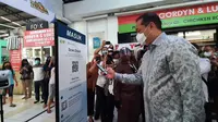 Menteri Perdagangan Muhammad Lutfi lakukan tinjauan penerapan penggunaan PeduliLindungi di Pasar 8 Alam Sutera, Kota Tangerang Selatan (Tangsel), Kamis (30/9/2021). (Liputan6.com/Pramita Tristiawati)