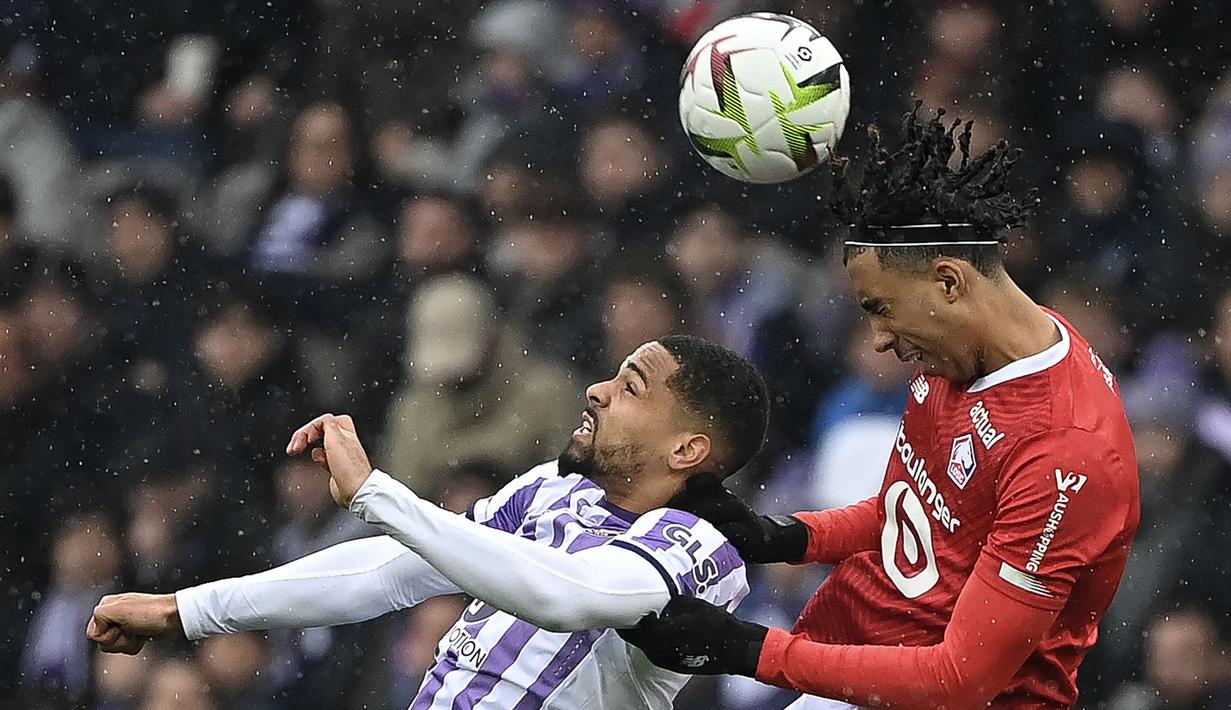 Leny Yoro (kanan) menjadikan LOSC Lille menjadi salah satu klub Ligue 1 dengan pertahanan terbaik. Yoro merupakan bek dengan kemampuan untuk membaca permainan, mengolah bola, dan membangun serangan yang mumpuni. Sejauh ini, pemuda 18 tahun tersebut telah mencatatkan 34 laga dengan membuat 3 gol di semua kompetisi bersama Los Dogues. (AFP/Valentine Chapuis)